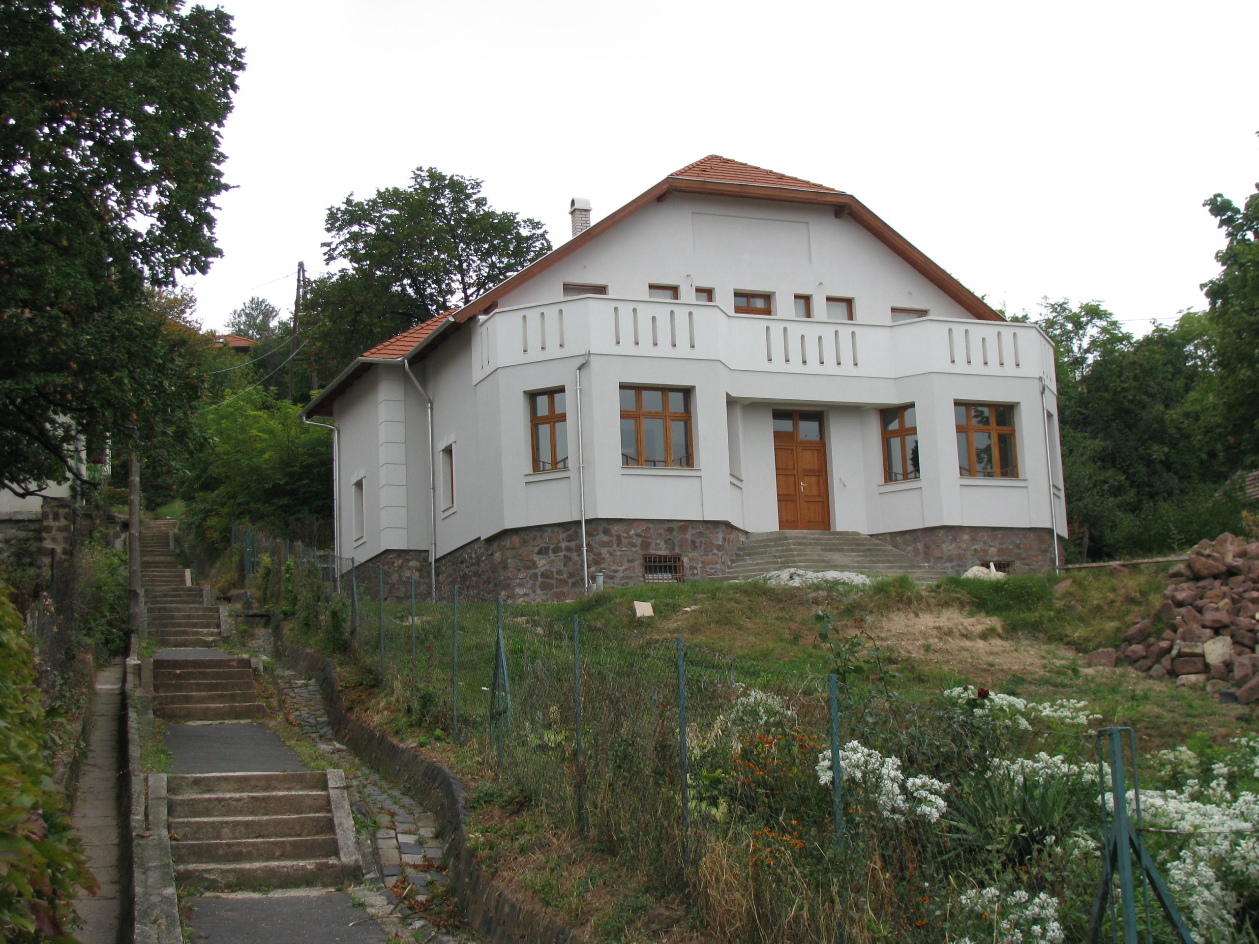 Csikász lépcső 1. Csikász Imre szobrász (Veszprém, 1884-Bp.1914) Felesége: Veledics Mária Gyermekei: Bellovits Elekné Csikász Emília (1891) és Csikász Dezső gépüzemvezető (1885-1947) Weinstock Ernő 306-os fotóján az Öreghegyen a kép közepén a Csikász villa. Mellette az ORTE pedagógusüdülő
