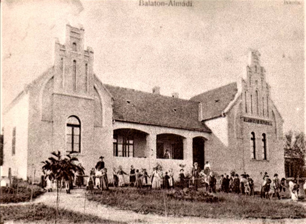 Dr. Óvári Ferenc u 33-35. http://www.helyismeret.hu/index.php?title=%C3%81llami_Elemi_N%C3%A9piskolahttp://www.helyismeret.hu/index.php?title=%C3%81llami_Elemi_N%C3%A9piskola_Alm%C3%A1diban