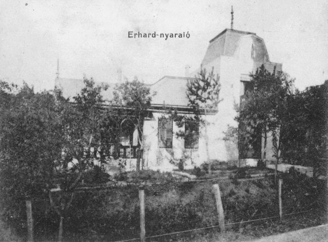 Martinovics u 12. Erhardt Imre tulajdonában volt. a Kurtz Rudolf féle birtok feldarabolásakor született ingatlan. Később Rózsakert vendéglőként üzemelt, már teljesen átépítve, két emelettel, ma apartmanház. Az egyetlen felismerhető motívum a fa veranda három-osztatú képe a ház bal oldalán.