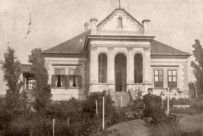 Kattints a nagyításhoz Szabadság út 37. A cecei Molnár család építette 1904 körül.Később Rácz villa vagy Csajági villa néven is ismert. Az ötvenes években Rácz Elemér iskola igazgató lakik benne. 2015 körül(?) lebontásra került az egykori épület, miután szinte menthetetlenül romos állapotba került. Szintén a bontás előtt, még roskadózó tetővel.