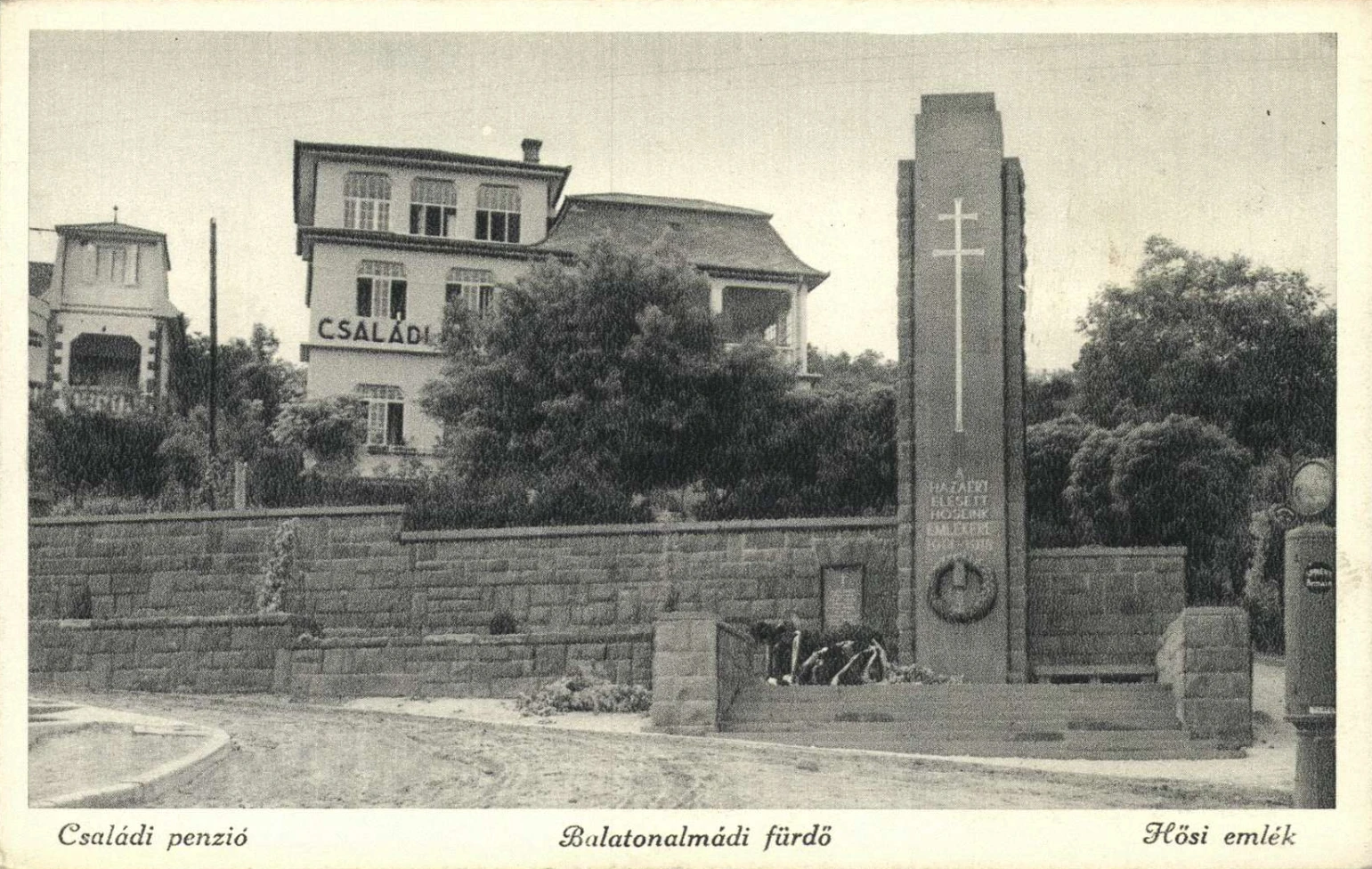 Az I. ill. később a II. világháború hőseire emlékező emlékmű. Az ünnepélyes felavatásra 1935. május 19-én került sor. Baross Gábor u – Kossuth Lajos u sarok. http://www.helyismeret.hu/index.php?title=H%C5%91si_eml%C3%A9km%C5%B1 https://www.kozterkep.hu/9893/hosi-emlekmu#