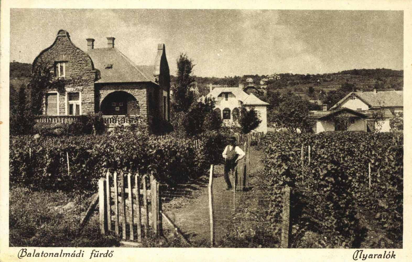 József Attila u. 55. Helyi védett épület. Balatonalmádi egyik legszebb régi épülete a Keszler-villa. Egykor a Gróf Bethlen István utca, ma a 71-es út belvárosi szakaszán, a József Attila út 55. szám alatt található, a kert vadon benőve, a ház elhagyatva, üresen, tárva-nyitva áll. Gyönyörű, vakolatlan vöröskő falai mégis egészen különleges hangulatot sugároznak. [&hellip;]