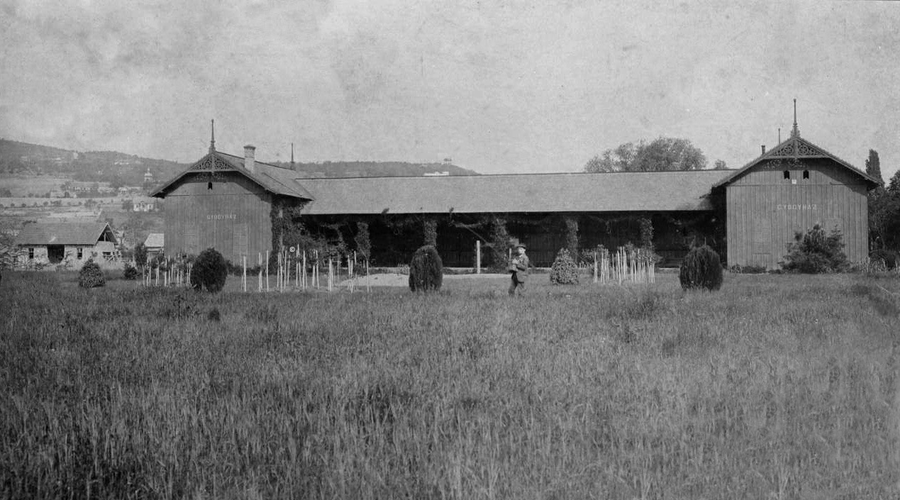A Kneipp öntőház nagyjából a mai Pannónia Könyvtár mögött állt. http://www.helyismeret.hu/index.php?title=Balatonalm%C3%A1di_gy%C3%B3gyf%C3%BCrd%C5%91