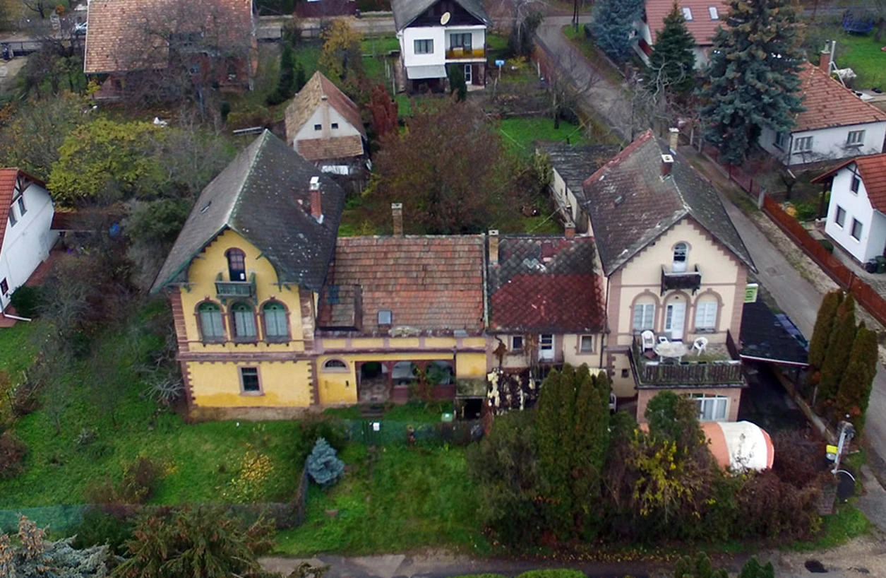 Légifotó 2023-ból. A két épületszárny sajnos külön helyrajzi számon van, a bal oldal még mindig teljesen eredeti, de felújíítandó, a jobb oldali már átesett egy tatarozáson, de még őrzi a jegyeket.