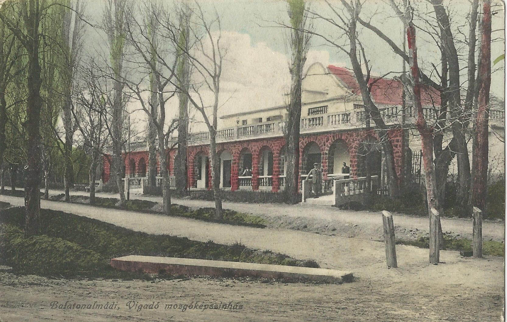 Balatonalmádi, Széchenyi stny. 1, 8220 Vigadó mozgóképszínház Később Hungária szálló Később üzletház Ma Önkormányzati hivatal