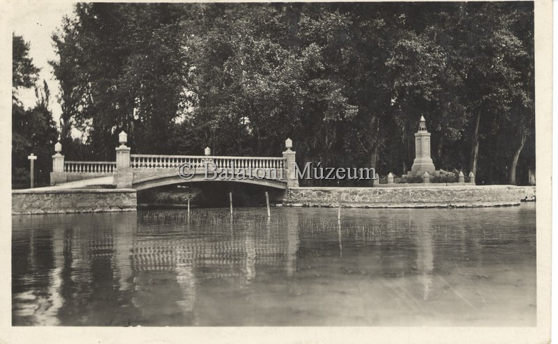 A Remete patak kifolyásánál, az egykori csónakkikőtő és fürdőmóló mellett.