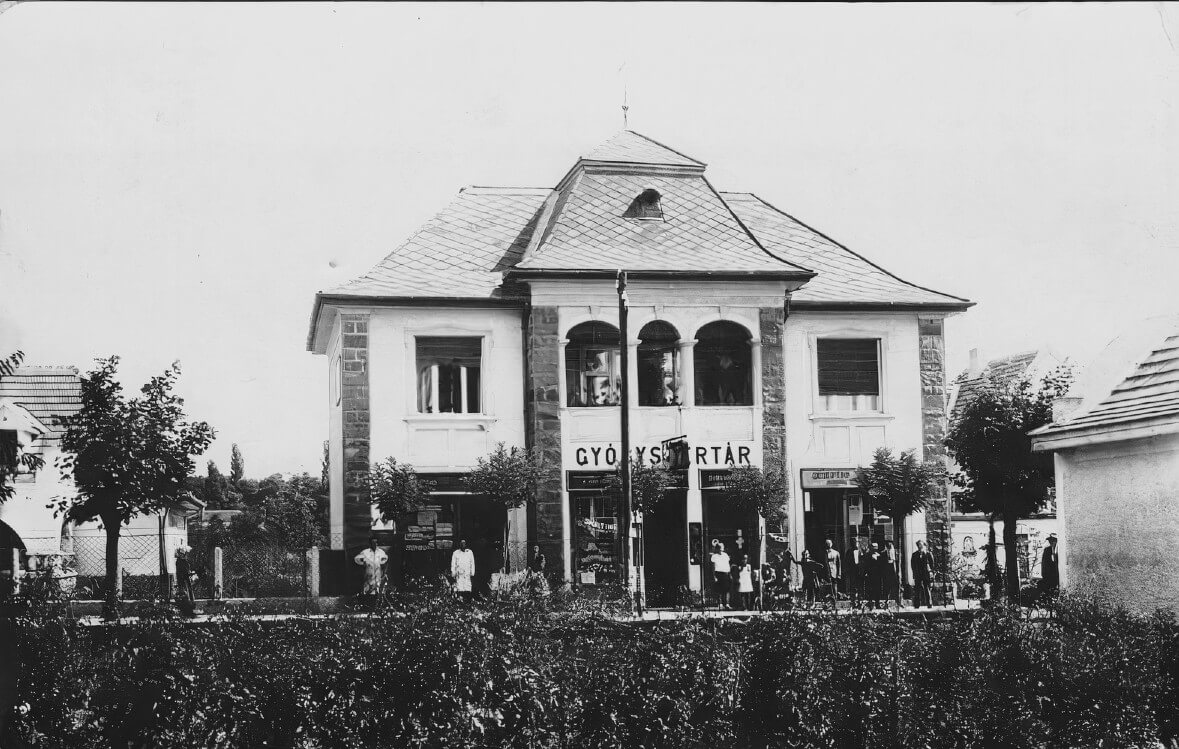 Baross Gábor út 21. Wollner Lipót 1898 március 23-án született Győrben. Szülei Wollner Mór és Lővei Janka. Bíró Lídiát 1930-ban vette feleségül Budapesten. Gyermekük Ágnes 1933-ban született. Wollner Lipót 1943 februárban II. világháborúban munkaszolgálatosként hunyt el a keleti fronton